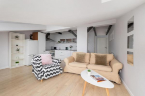 Apartment with 2 Bedrooms and Desks in the Center of Cracow by Noclegi Renters